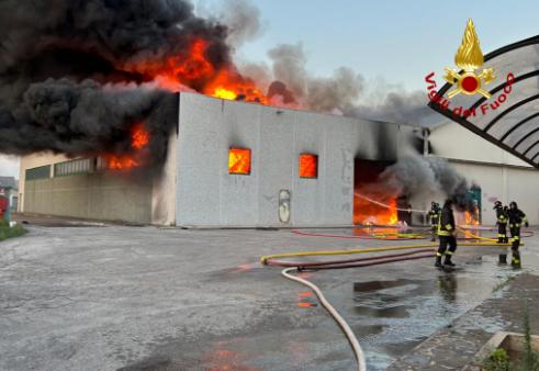 Incendio in un’azienda chimica a Monticello Conte Otto