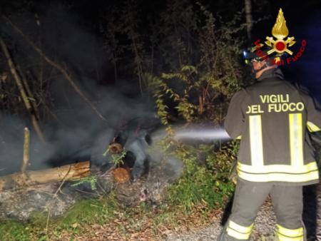 Incendio boschivo nella notte