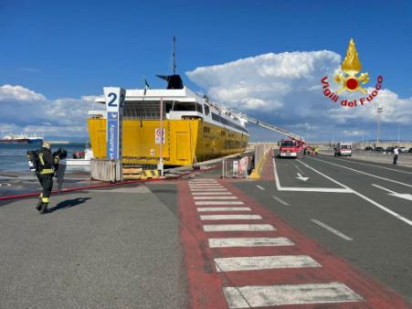 Incendio traghetto passeggeri al porto di Piombino