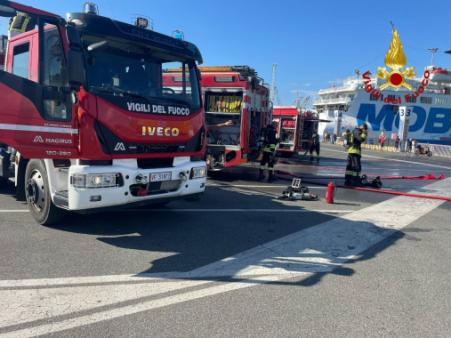 Incendio traghetto passeggeri al porto di Piombino