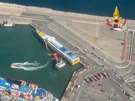Incendio traghetto passeggeri al porto di Piombino