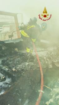 Incendio di un'imbarcazione a Civitanova Marche