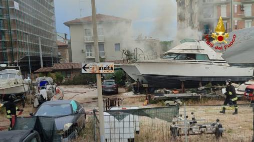 Incendio di un'imbarcazione a Civitanova Marche