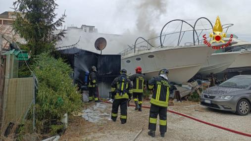 Incendio di un'imbarcazione a Civitanova Marche