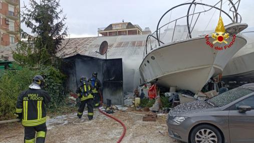 Incendio di un'imbarcazione a Civitanova Marche