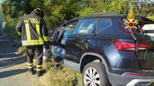 Auto finisce contro un guardrail a Monte Urano. Estratto dai Vigili del fuoco il conducente