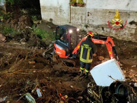 Frana San Felice a Cancello (CE), madre e figlio dispersi: proseguono le ricerche dei Vigili del fuoco
