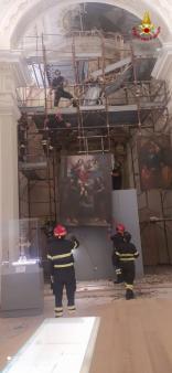 Crolla una porzione del tetto della chiesa di Santa Chiara: intervengono i Vigili del fuoco