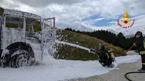 Incendio camion a Ussita