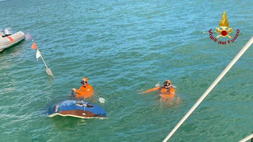 Affonda imbarcazione a largo di Montemarciano. Due persone salvate dai Vigili del fuoco