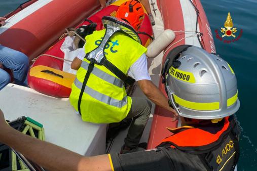 I Vigili del fuoco soccorrono una capra ferita sullo scoglio della Vela