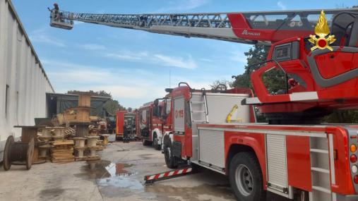 Incendio in una fabbrica in contrada Cabbiano