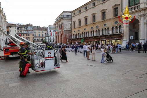 I Vigili del fuoco depongono una corona di fiori all’Edicola della Madonna della Torre Bissara