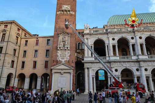 I Vigili del fuoco depongono una corona di fiori all’Edicola della Madonna della Torre Bissara