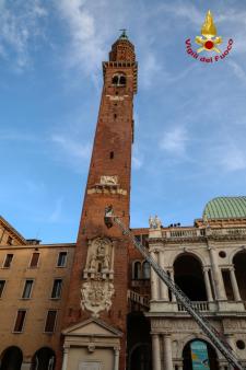 I Vigili del fuoco depongono una corona di fiori all’Edicola della Madonna della Torre Bissara