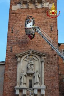 I Vigili del fuoco depongono una corona di fiori all’Edicola della Madonna della Torre Bissara