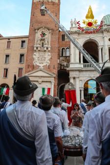 I Vigili del fuoco depongono una corona di fiori all’Edicola della Madonna della Torre Bissara