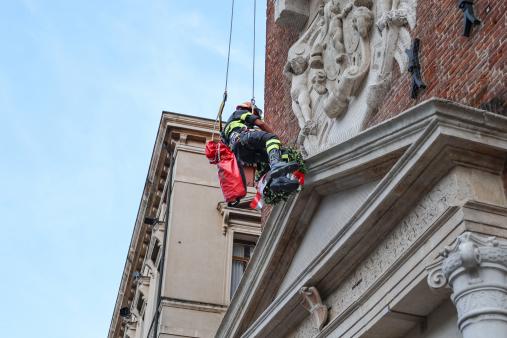 I Vigili del fuoco depongono una corona di fiori all’Edicola della Madonna della Torre Bissara