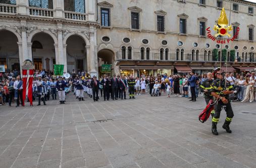 I Vigili del fuoco depongono una corona di fiori all’Edicola della Madonna della Torre Bissara