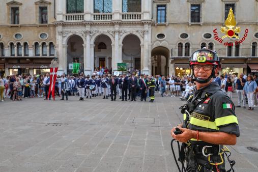 I Vigili del fuoco depongono una corona di fiori all’Edicola della Madonna della Torre Bissara