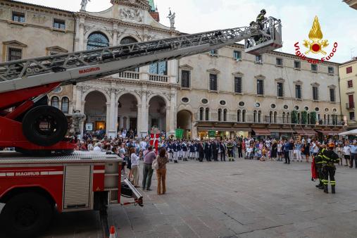 I Vigili del fuoco depongono una corona di fiori all’Edicola della Madonna della Torre Bissara