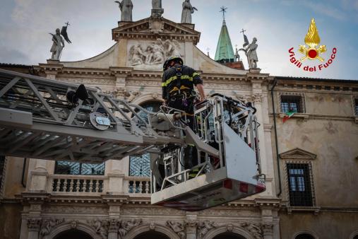 I Vigili del fuoco depongono una corona di fiori all’Edicola della Madonna della Torre Bissara