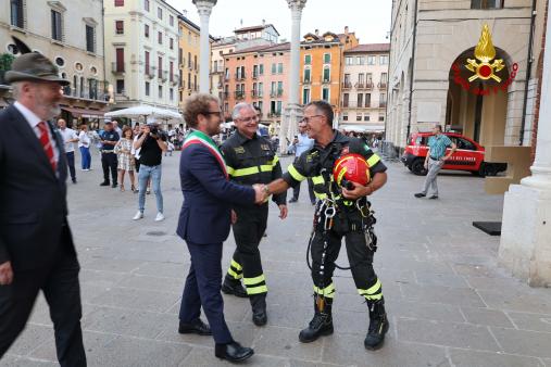 I Vigili del fuoco depongono una corona di fiori all’Edicola della Madonna della Torre Bissara