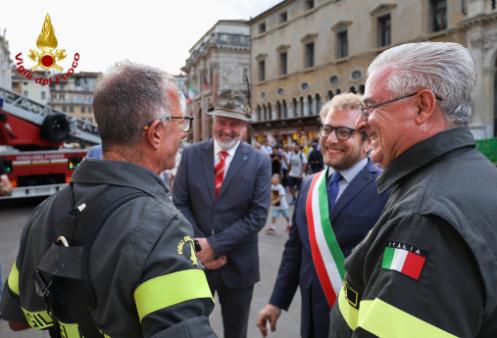 I Vigili del fuoco depongono una corona di fiori all’Edicola della Madonna della Torre Bissara