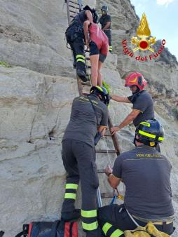 Soccorsa una persona su una scogliera a Tropea