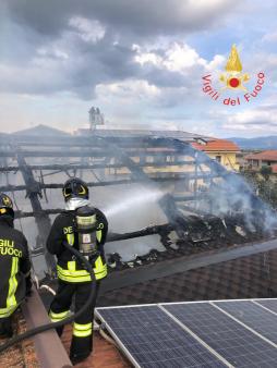 Incendio palestra a Francica: il tetto distrutto dalle fiamme