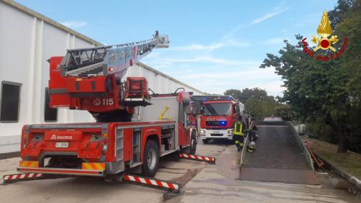 Incendio in una fabbrica in contrada Cabbiano