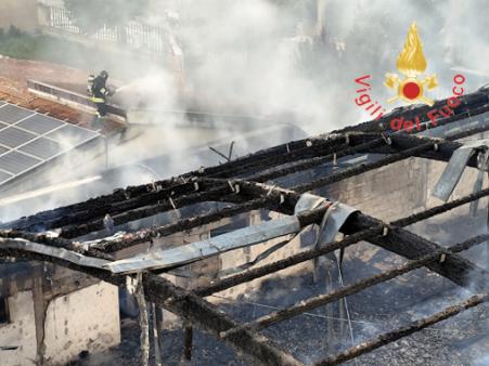 Incendio palestra a Francica: il tetto distrutto dalle fiamme
