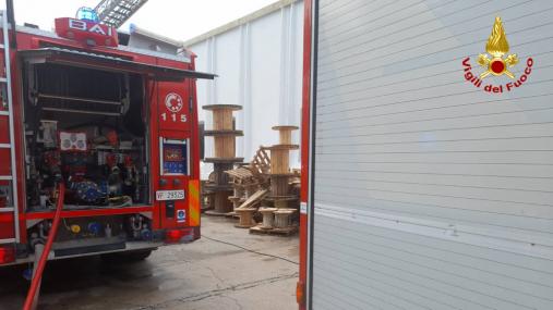 Incendio in una fabbrica in contrada Cabbiano