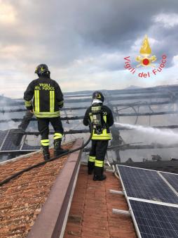 Incendio palestra a Francica: il tetto distrutto dalle fiamme
