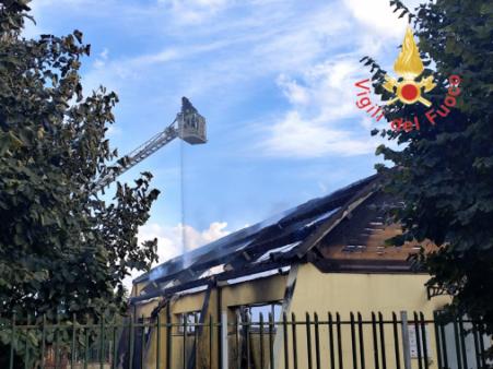 Incendio palestra a Francica: il tetto distrutto dalle fiamme