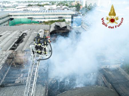 Incendio in un edificio industriale dimesso