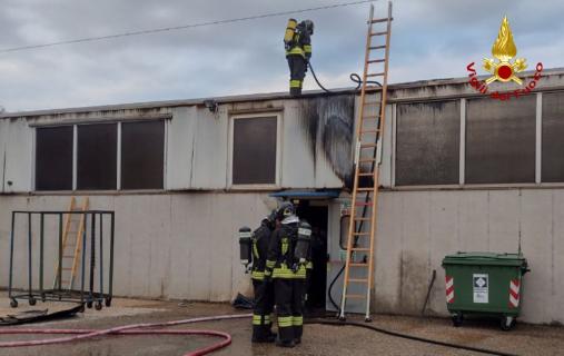 Incendio di un capannone industriale