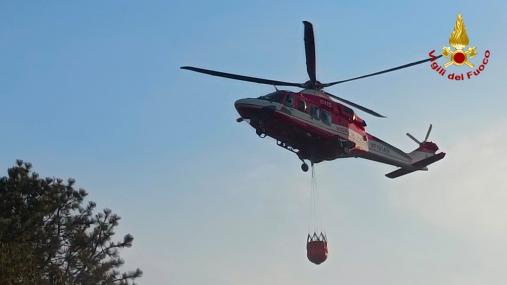 Vasto incendio vegetazione alle porte di Monfalcone