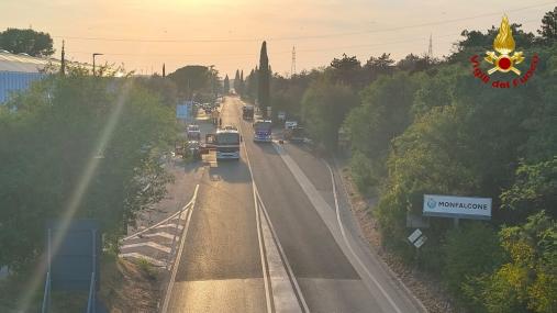 Vasto incendio vegetazione alle porte di Monfalcone