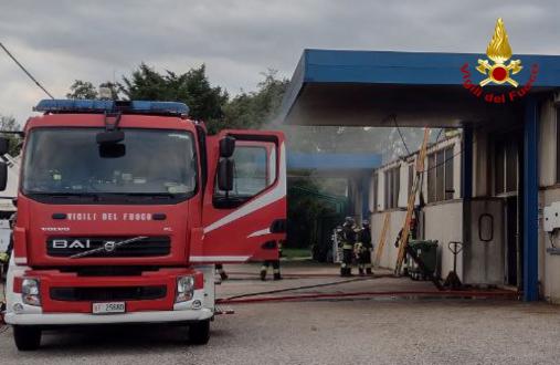 Incendio di un capannone industriale