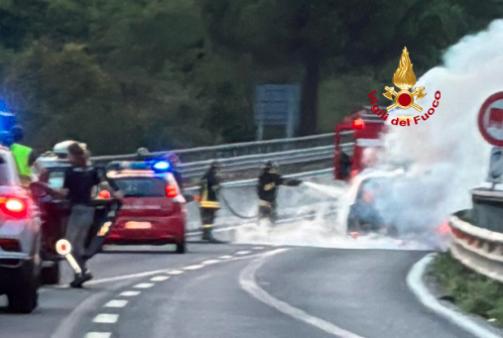 Auto prende fuoco sulla strada di grande comunicazione Fi-Pi-Li