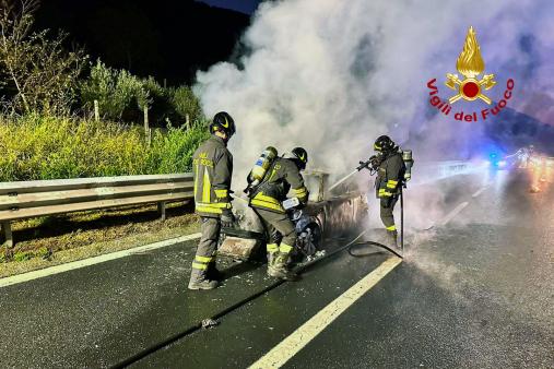 Autovettura in fiamme sull'autostrada A16