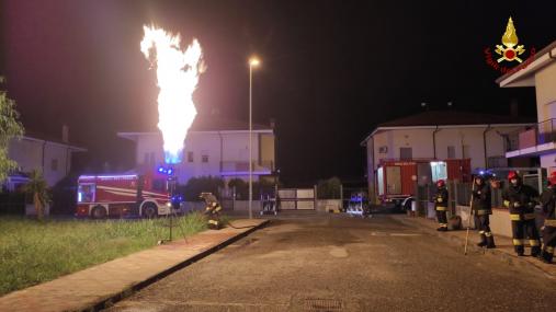 Fuga di gas GPL da un serbatoio interrato: evacuate dodici famiglie