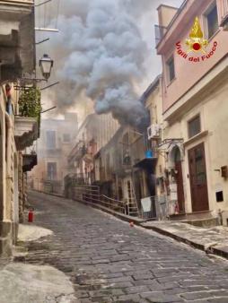 Incendio in un'abitazione a Vizzini