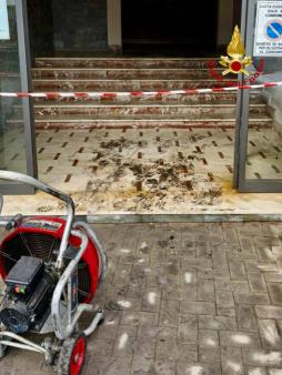 Incendio contatori in un condominio di via Ruggero di Lauria