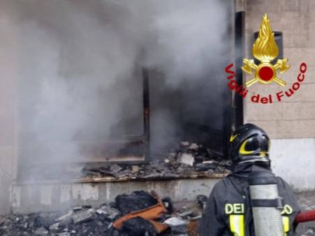 Intervento dei Vigili del fuoco per l'incendio in un negiozio ad Acireale