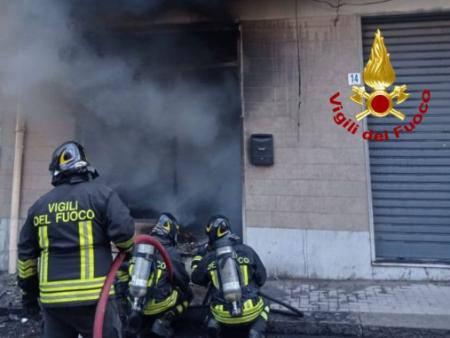 Intervento dei Vigili del fuoco per l'incendio in un negiozio ad Acireale