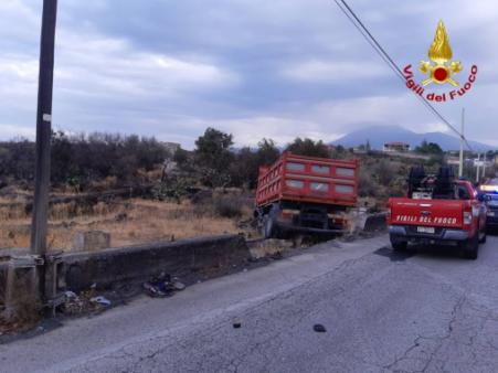 Scontro multiplo tra due auto e un mezzo pesante