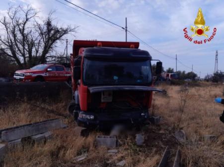 Scontro multiplo tra due auto e un mezzo pesante