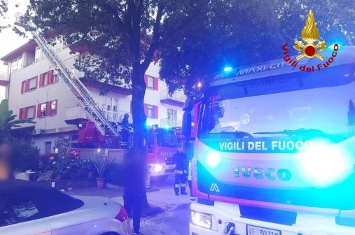 Incendio tetto a Lignano. Intervengono i Vigili del fuoco